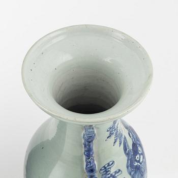 A set of two Chinese vases, late Qing dynasty/early 20th Century.