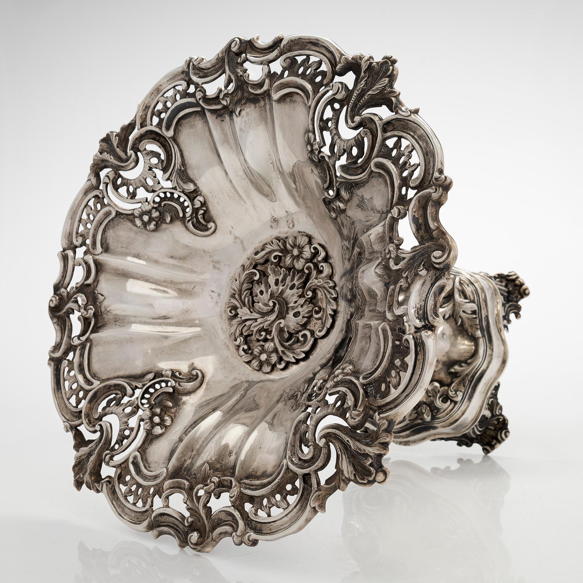 Tarjoilumalja, hopea, uusrokokoo, Gustav Möllenborg, Tukholma 1852.