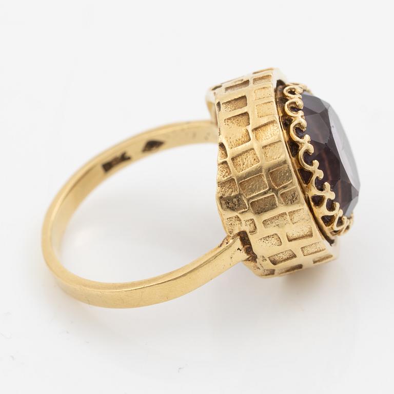 Ring 18K gold with a faceted amethyst.