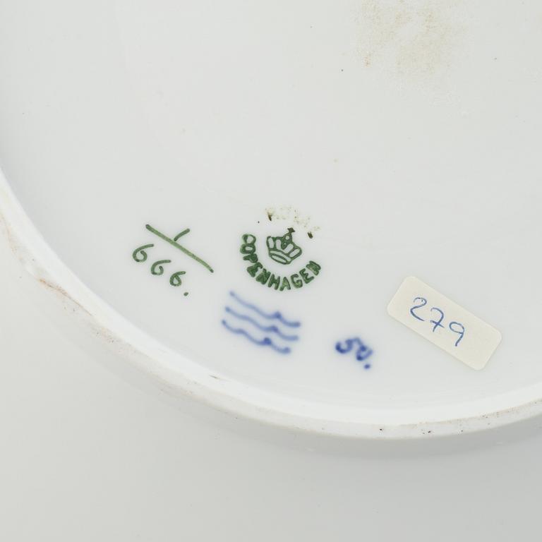 A 'Blue Fluted Half Lace' porcelain tureen with cover and stand / dish, Royal Copenhagen, model 601 and 666, 1898-1923.
