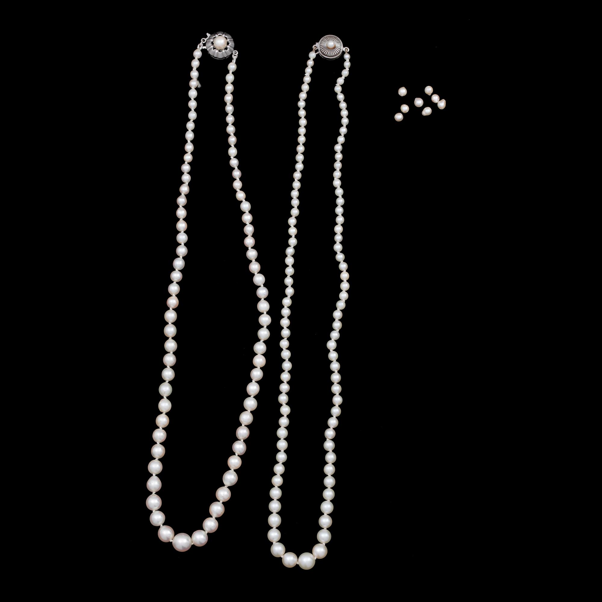 COLLIER, 2 st, odlade pärlor, lås i silver samt pärla, 1900-tal.