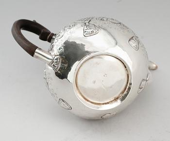 TEKANNA, silver, 1800-talets första del. Vikt ca 274 g.