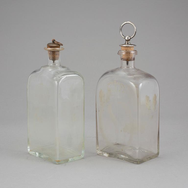BRÄNNVINSFLASKOR, 2 st, glas, 18/1900-tal.