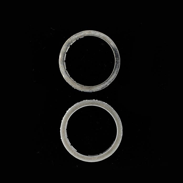 RINGAR, 2st, 18k vitguld med smaragder tot ca0,80ct och safirer tot ca1,80ct, enligt gravyrer. Totalvikt 10g.