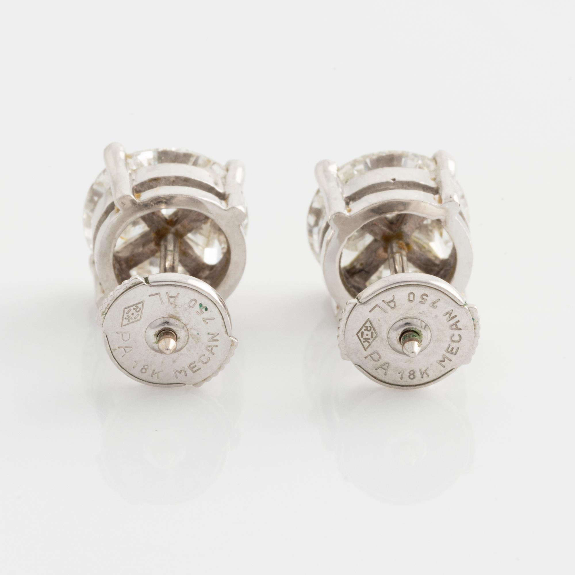 Ett par örhängen 18K vitguld med åtta triangelformade briljantslipade diamanter.