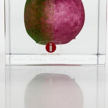 Oiva Toikka, a glass cube, signed Oiva Toikka Nuutajärvi 1995, 170/500.