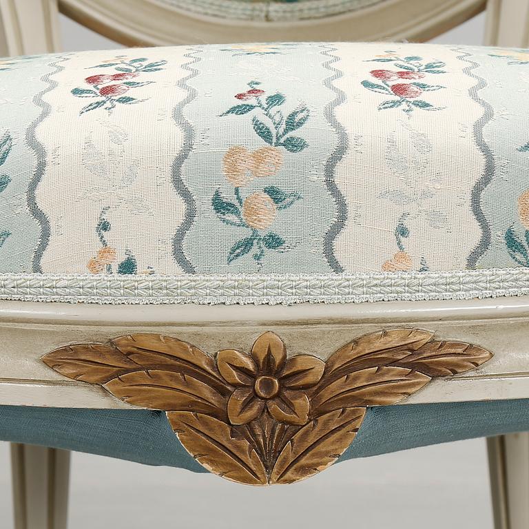 KARMSTOLAR, ett par, Gustaviansk stil, omkring 1900-talets mitt.