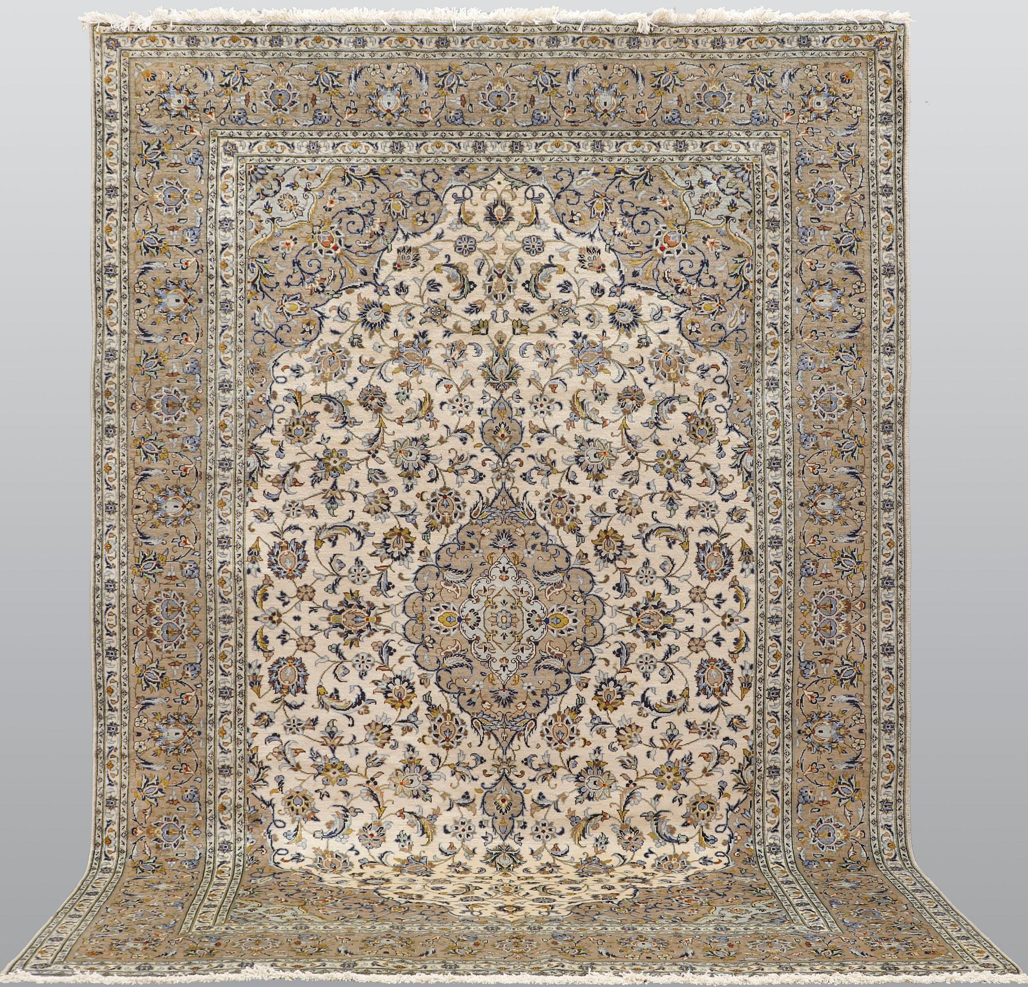 A Kashan carpet, ca 349 x 243 cm.