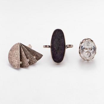 RINGAR, 3 st, varav en med oval bergkristall och lila sten.