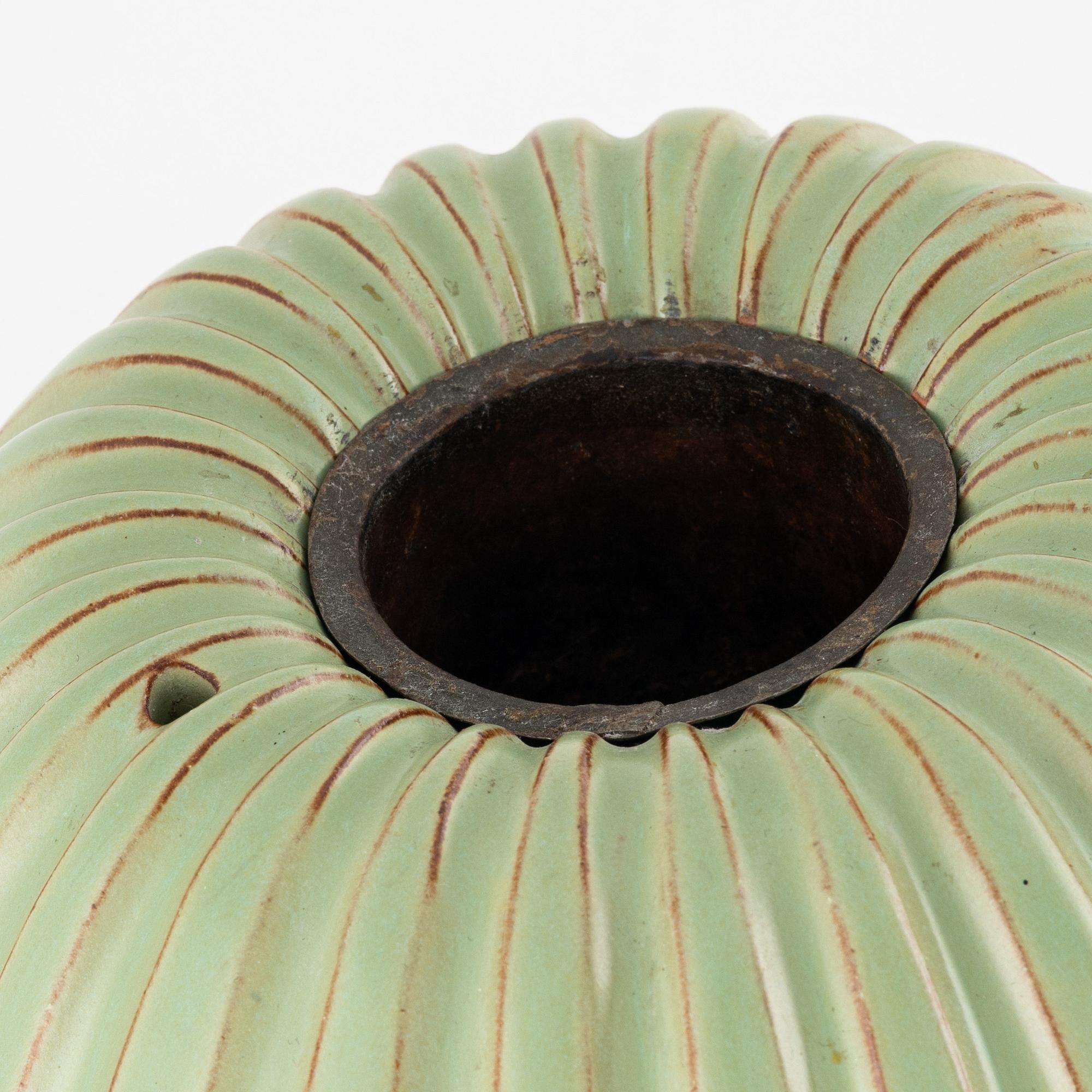 Vicke Lindstrand, a vase, Upsala-Ekeby, mid 20th Century.
