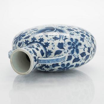 A blue and white flattened pilgrim vase, China, 20th century.