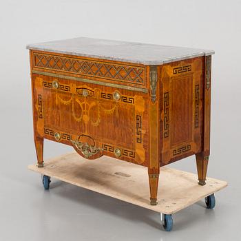 BYRÅ, gustaviansk stil, 1950/60-tal. Cites-intyg.