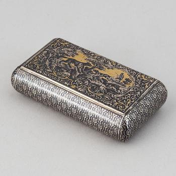 Dosa, silver med förgylld niellodekor, importstämplad, troligen Frankrike, 1800-talets mitt.