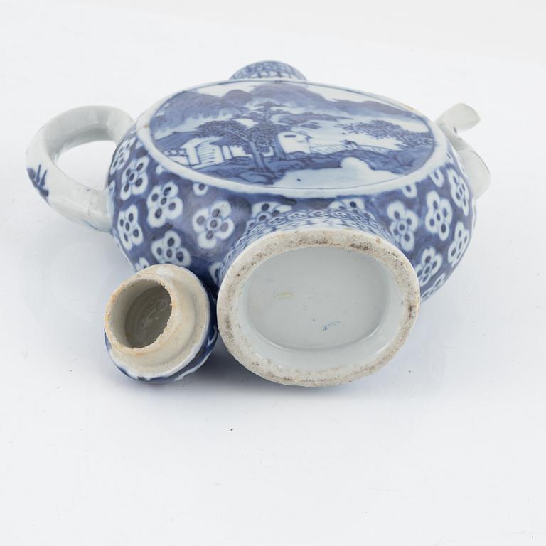 A blue and white tea pot, Qing dynasty, China, 19th century.