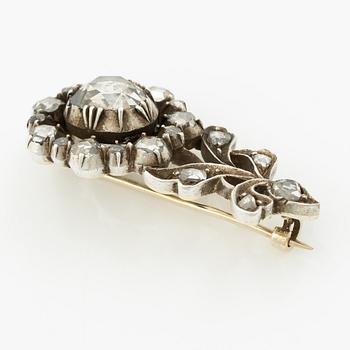 Brooch in silver set with rose-cut diamonds in the shape of a flower.