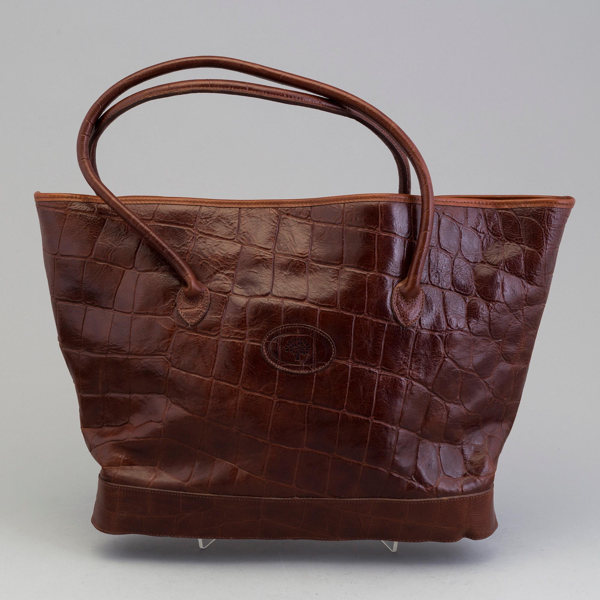 A totebag toilet bag and a purse by Mulberry. Bukowskis