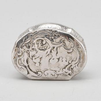 DOSA, silver, sannolikt Gustaf Stafhell d ä, Stockholm, 1700-tal. Totalvikt ca 70 gram.