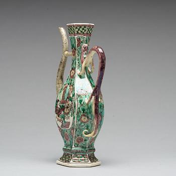 A famille verte bisquit ewer, Qing dynasty, Kangxi (1662-1722).