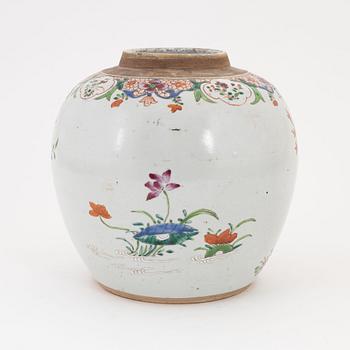 A porcelain famille rose jar, Qing dynasty, Qianlong (1736-1795).