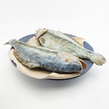 Gunnar Hansson, sculpture, two fish on a plate.