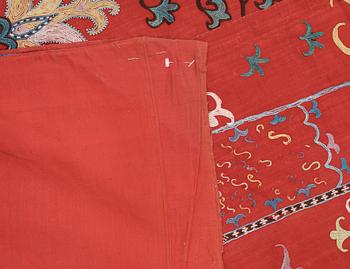 ANTIKT UZBEKISTANSKT SUZANI BRODERI. 222,5 x 165 cm.
