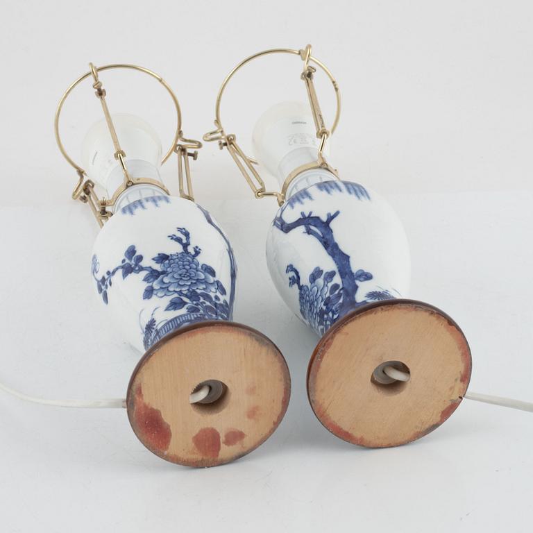 Bordslampor, ett par, porslin, Kina, 1900-talets andra hälft.