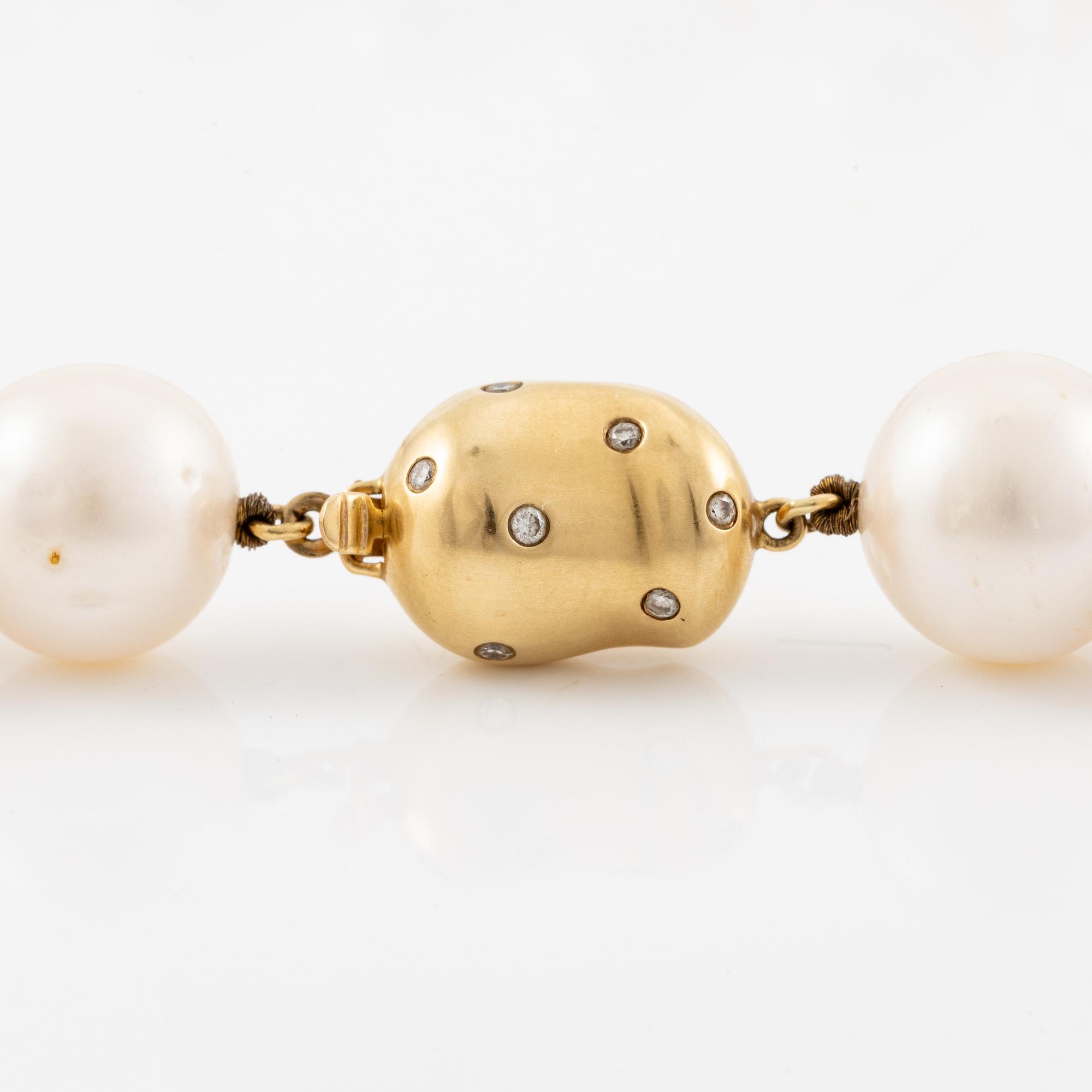 Pearl necklace, cultured freshwater pearls, clasp by Jarl Sandin in 18K gold with small brilliant-cut diamonds.