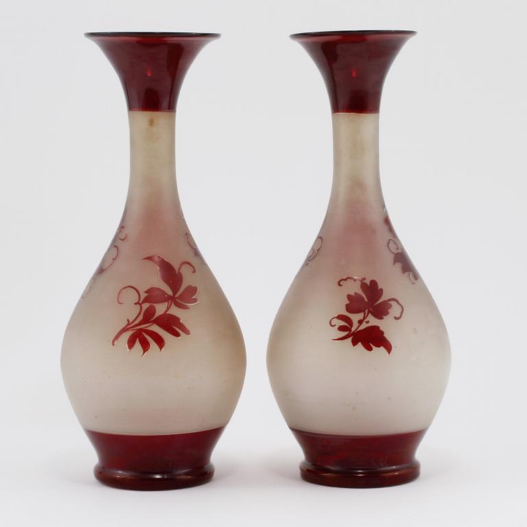 VASER, ett par, glas, omkring år 1900.