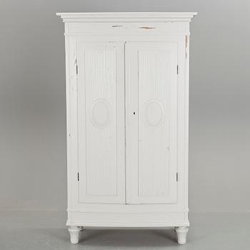 KLÄDSKÅP, gustaviansk stil, 1900-talets början.