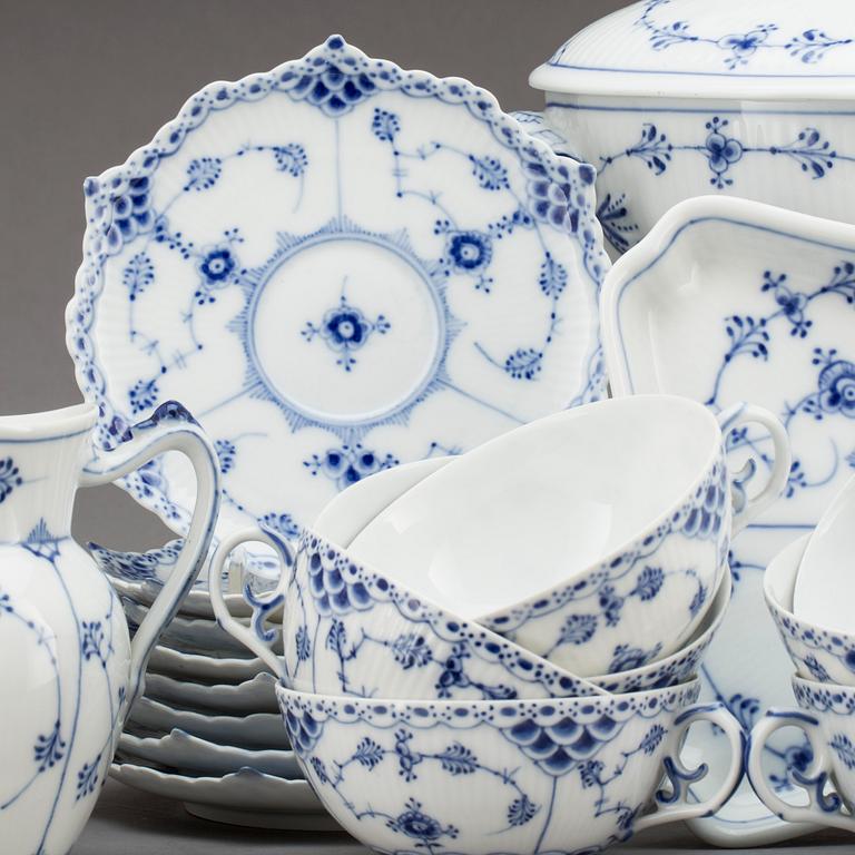 KAFFE- och TESERVIS, 15 delar, porslin, "Musselmalet", Royal Copenhagen, Danmark.