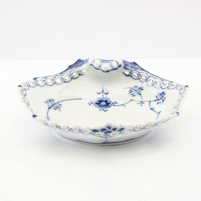 Service "Musselmalet Full Lace and Half Lace" approx. 40 pcs Royal Copenhagen, Denmark porcelain.