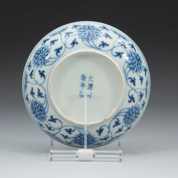 A set of blue and white lotus dishes, Qing dynasty, 19th century with Tongzhis six character mark in underglaze blue.
