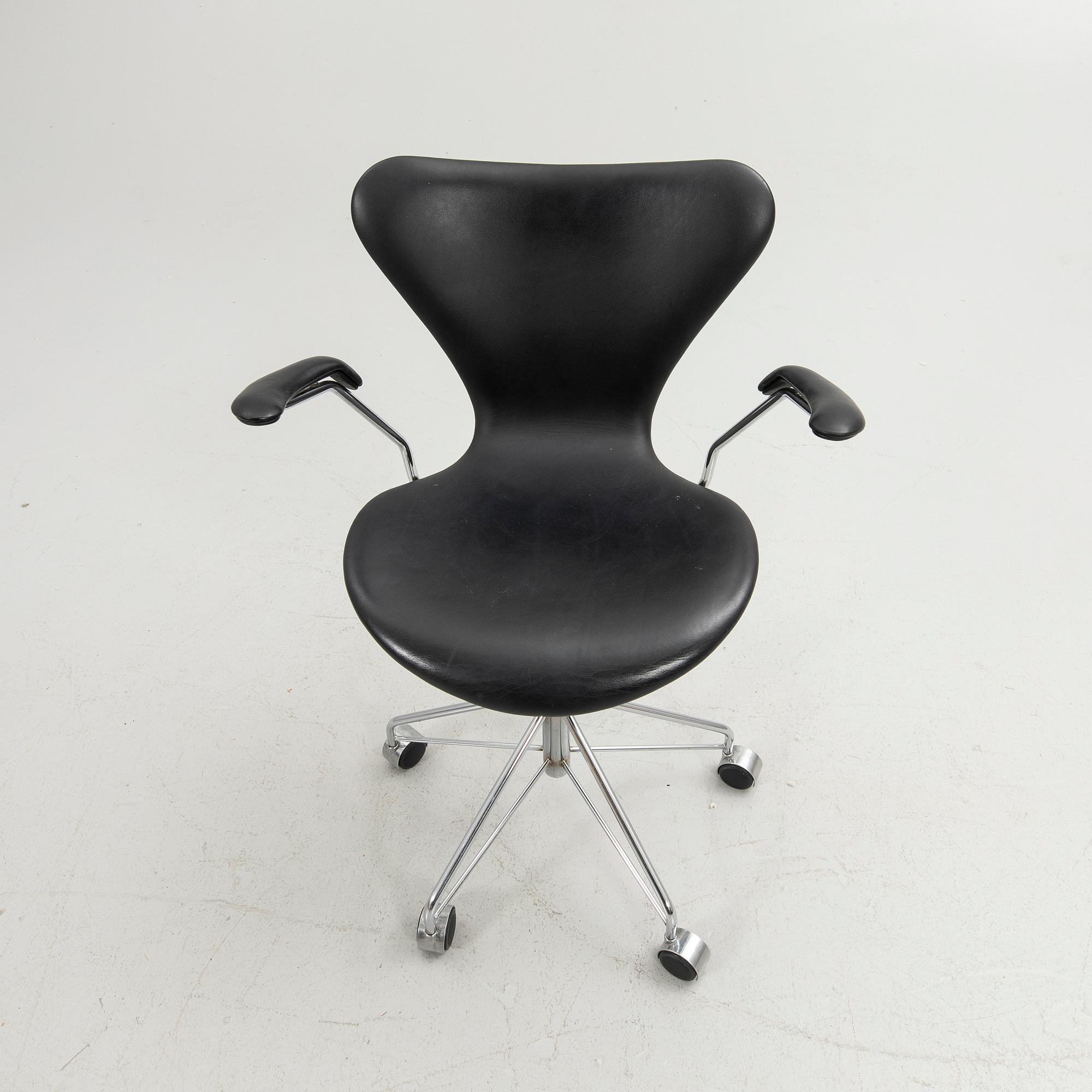 Arne Jacobsen, Office chair, "3217 Sjuan", Republic of Fritz Hansen, Denmark.
