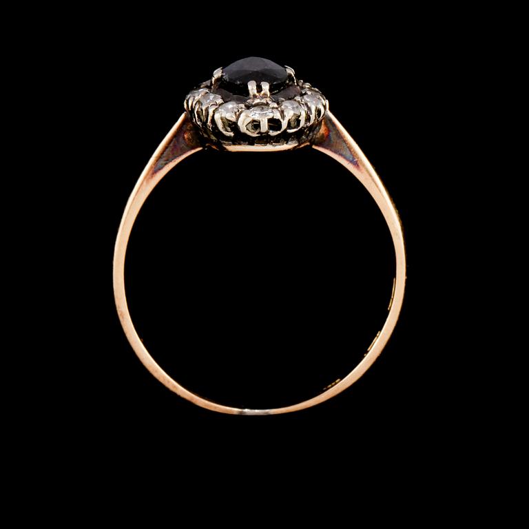 RING, 18k guld med fasettslipad blå safir samt 12 fasettslipade diamanter. Vikt 2 g.