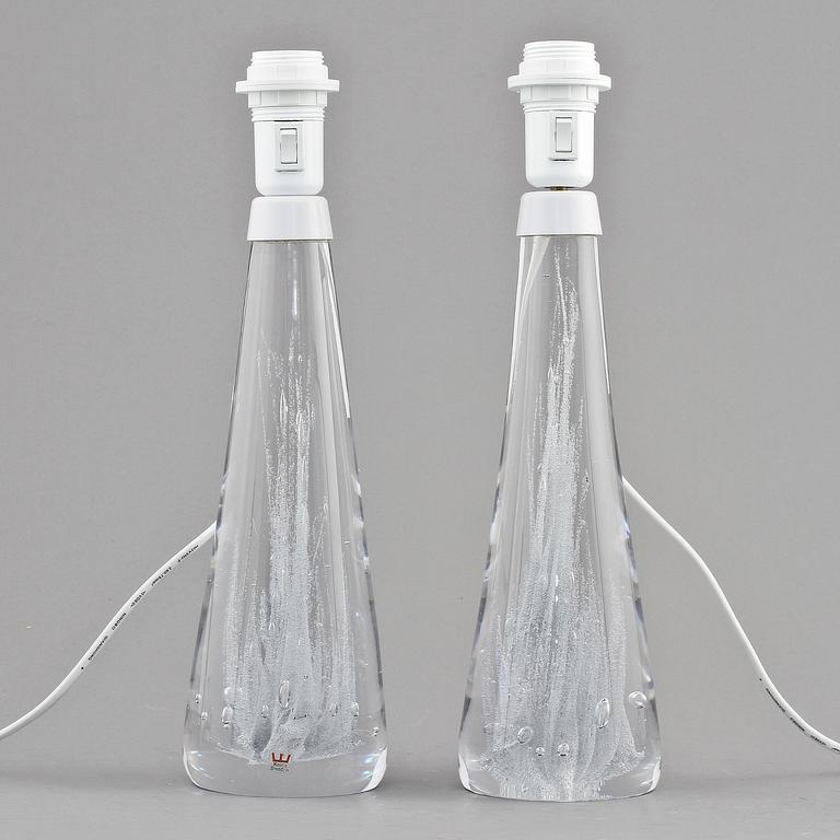BORDSLAMPOR, ett par, glas, Vicke Lindstrand, Kosta, 1900-talets andra hälft.