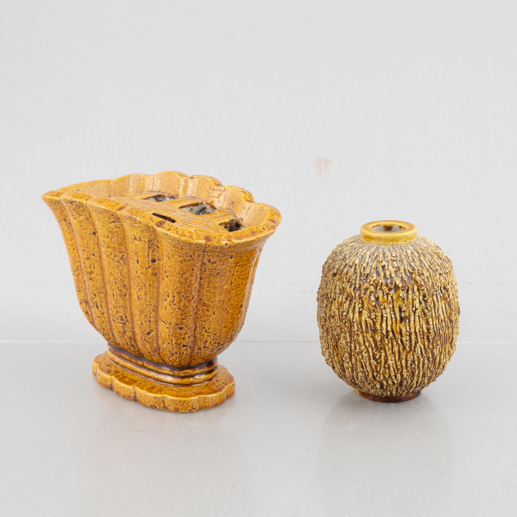 Gunnar Nylund, vaser, 2 st, "chamotte" tulpanvas, samt "Igelkottsvas", Rörstrand, 1900-talets mitt.