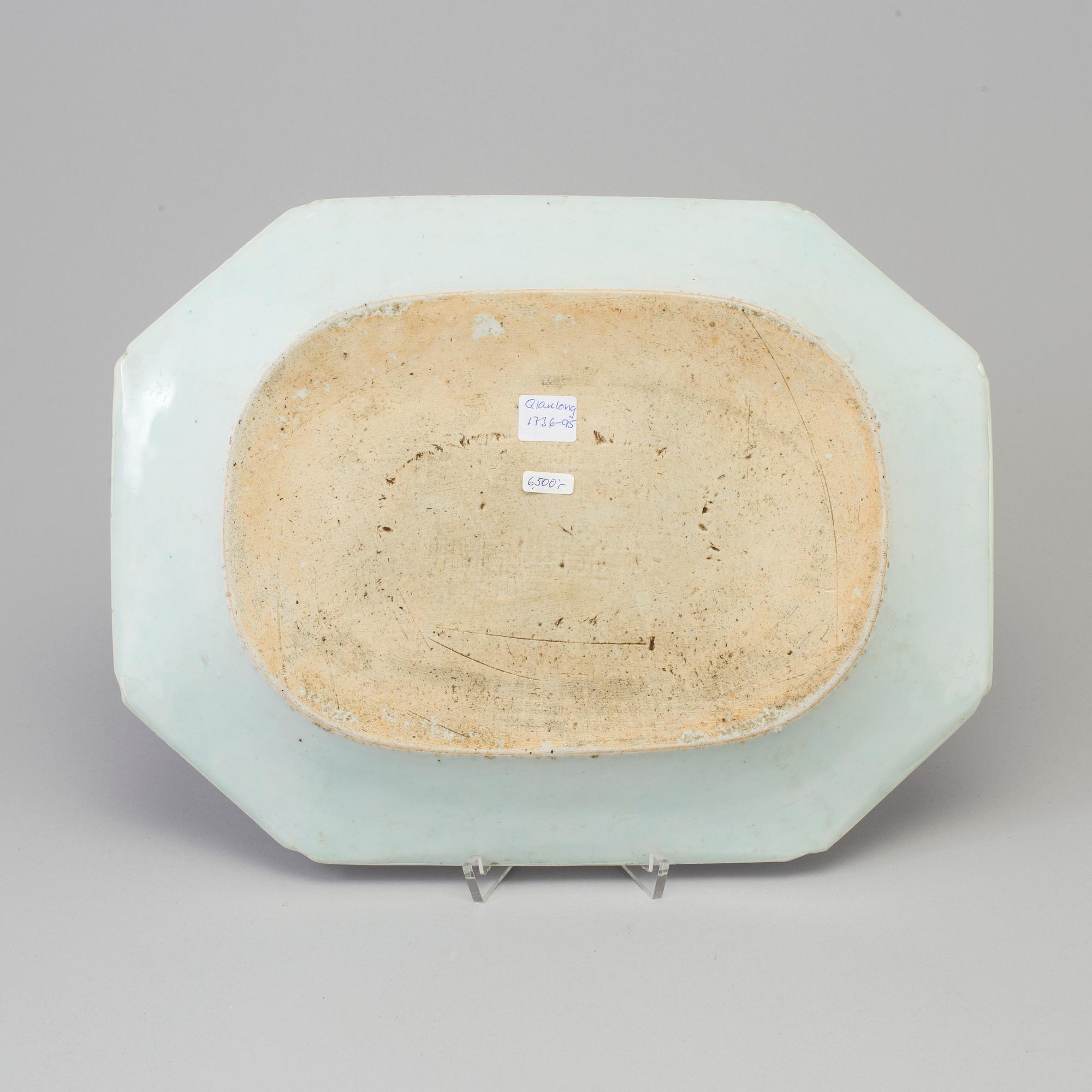 A blue and white export porcelain serving dish, Qing dynasty, Qianlong (1736-95).