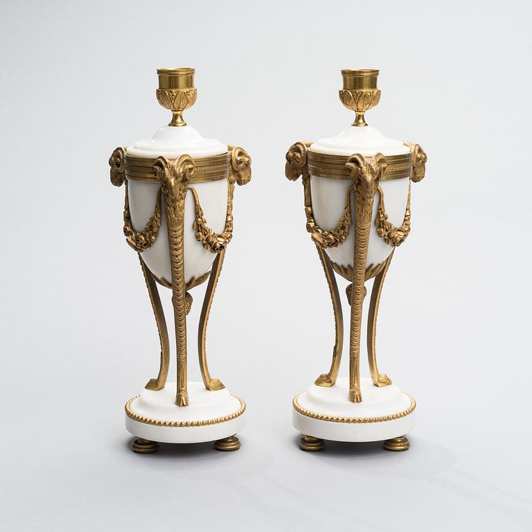 CASOLETTER ETT PAR, brons och marmor, Frankrike 1800-talets andra hälft.