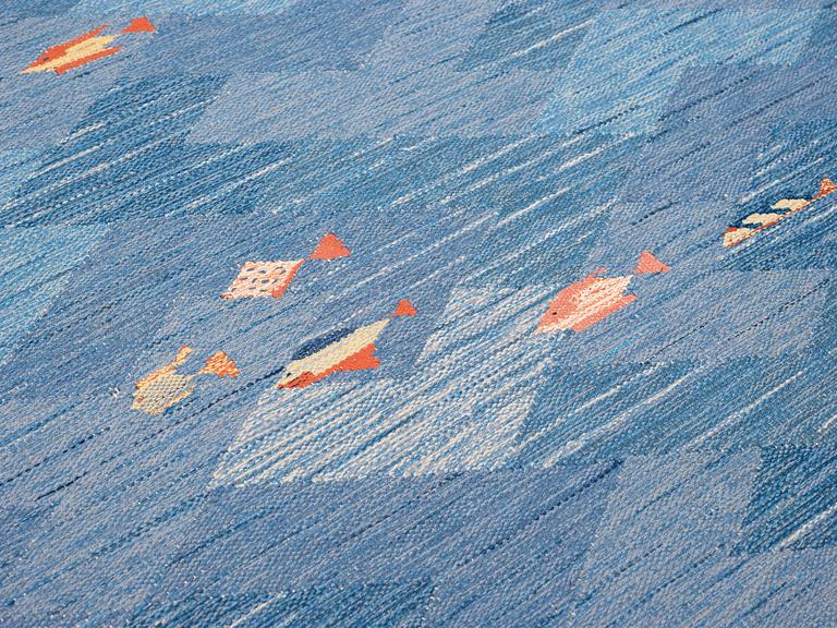 CARPET. "Fiskar". Flat weave and tapestry weave. 323 x 216,5 cm. Designed by Elsa Gullberg.