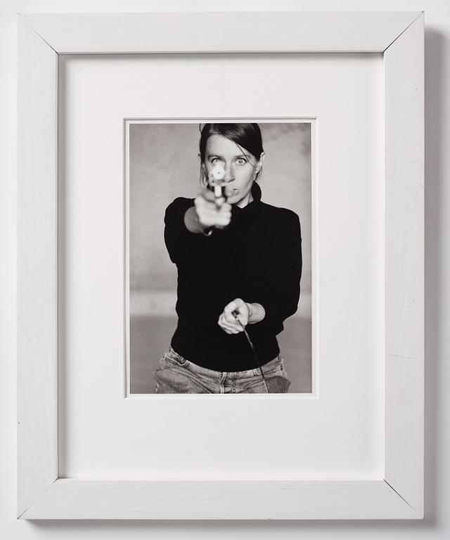 Cecilia Edefalk, "Självporträtt med Pistol", 1993.