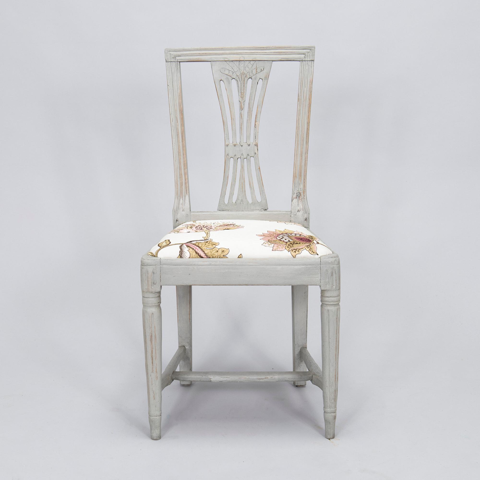 Skrivbord, gustaviansk stil, 1900-tal och stol, gustavianskt provinsarbete, 1700-talets slut.