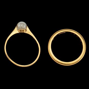 RINGAR, 2 st, guld varav en med odlad pärla, Göteborg, 1900-talets mitt. Tot vikt 7 g.