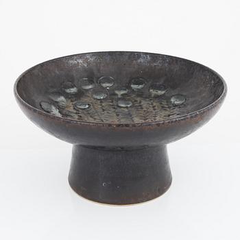 Hertha Bengtson, a stoneware bowl on foot, Rörstrand, 1961.