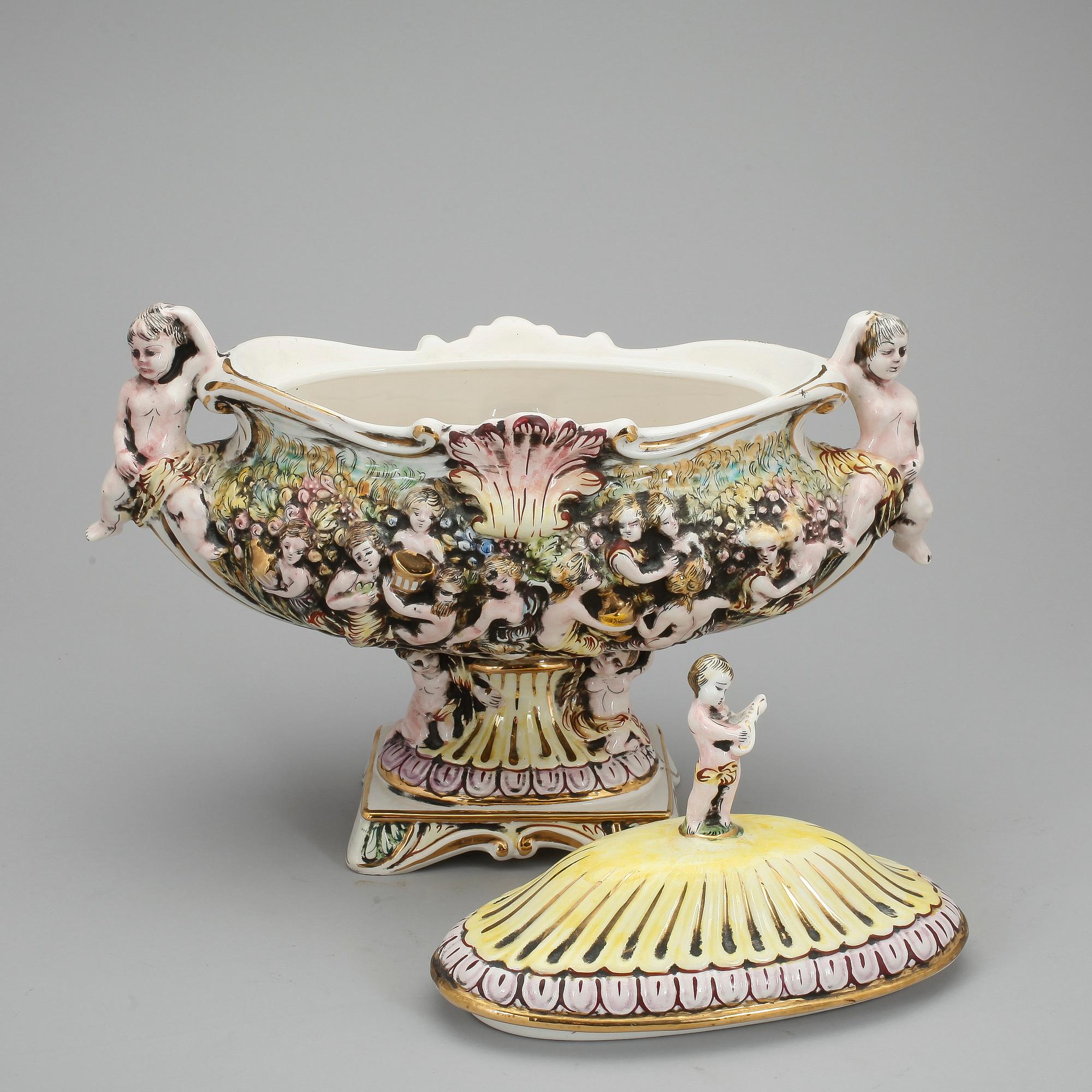 TERRIN med LOCK, majolika, Capodimonte, Italien, 1900-tal.