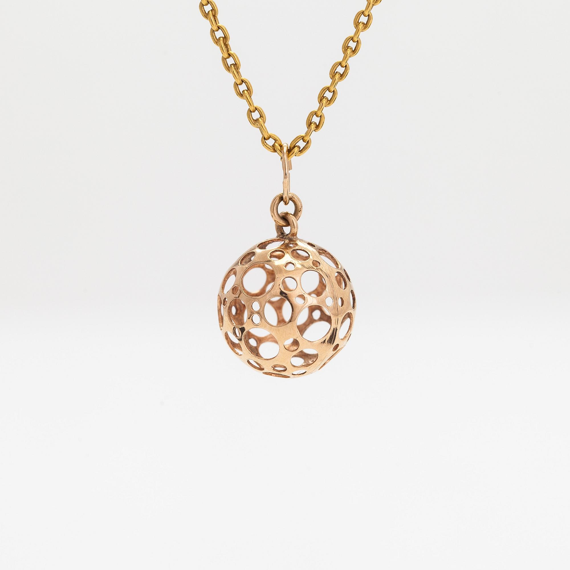 Liisa Vitali, hänge, "Leppäkerttu",14K guld, Kultakeskus, Tavastehus. Med kedja i 22K guld.