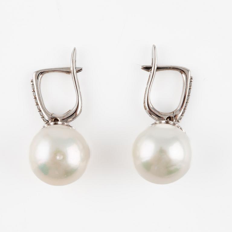 A pair of earrings in 18K gold with cultured freshwater pearls and round brilliant-cut diamonds.