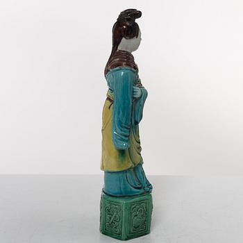 A Chinese porcelain figure of an elegant lady, 20th century.