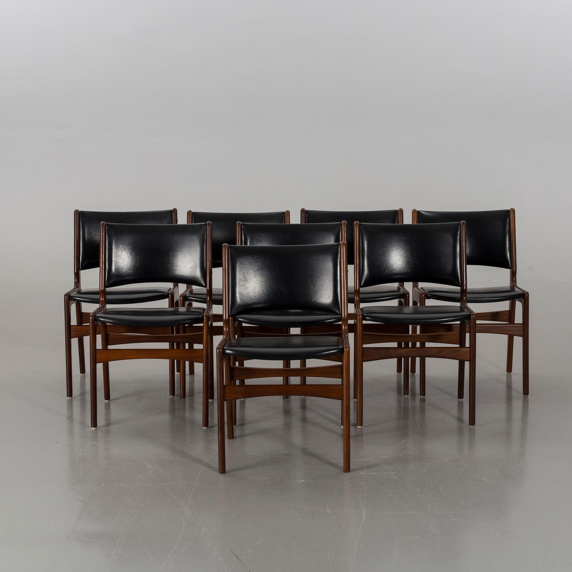 A SET OF 8 CHAIRS FROM JOHANNES ANDERSEN FOR  Uldum Mobelfabrik, Denmark.