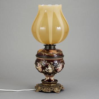 BORDSFOTOGENLAMPA, majolika, omkring sekelskiftet 1900.