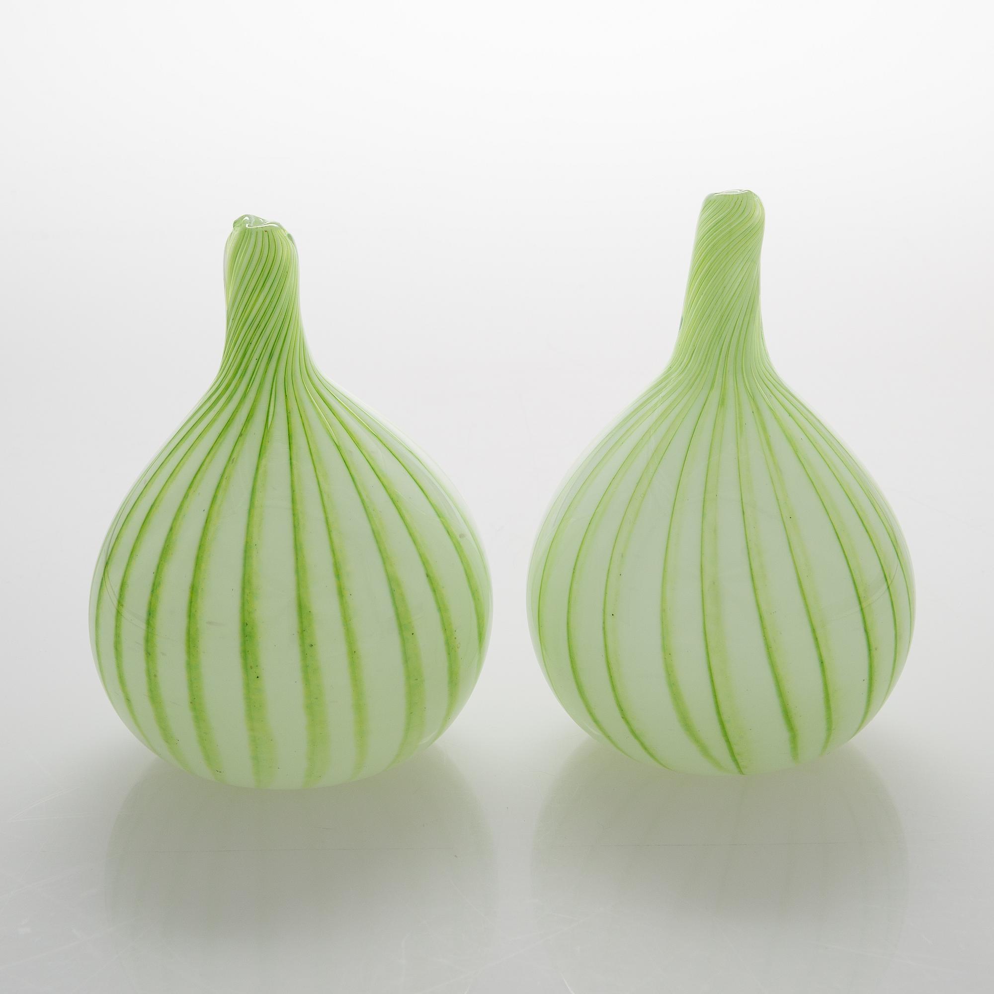 Oiva TOikka, Two glass sculptures "Onion". Signed Oiva Toikka, Nuutajärvi Notsjö 117 and 120/1000.